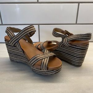 Brand New Mia wedges 8.5